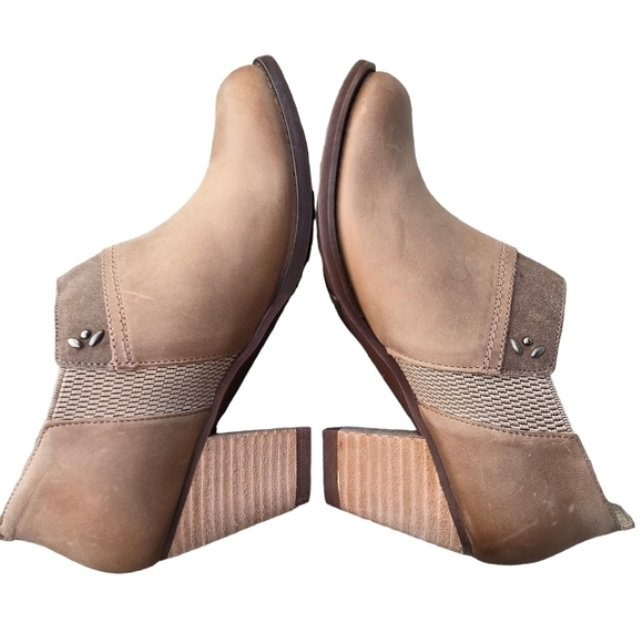 OluKai Ho'ou'i Ankle Boots, Size 8 - Picture 5 of 10